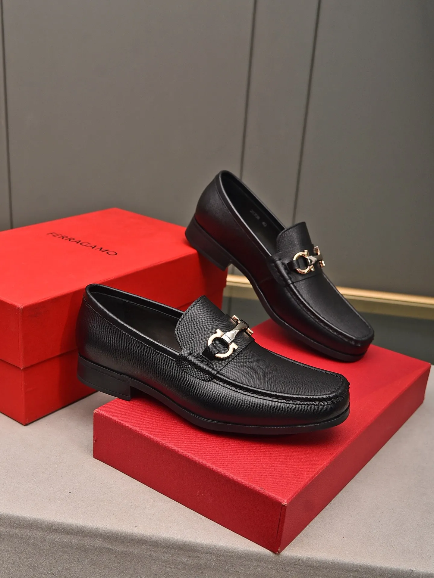 Men's shoes 💰: 460 [Original running volume and quality] Brand: Ferragamo (Ferragamo) Size: Men's size 38/44 (45 can be customized) Grade: Same style as the official website High-end quality men's shoes Material: Original first-layer calfskin Water-dyed cowhide lining Original outsole Style categories: Men's fashion formal business casual leather shoes Slip-on men's high-top series Young fashion European and American trends British style Casual matching Comfortable on the feet